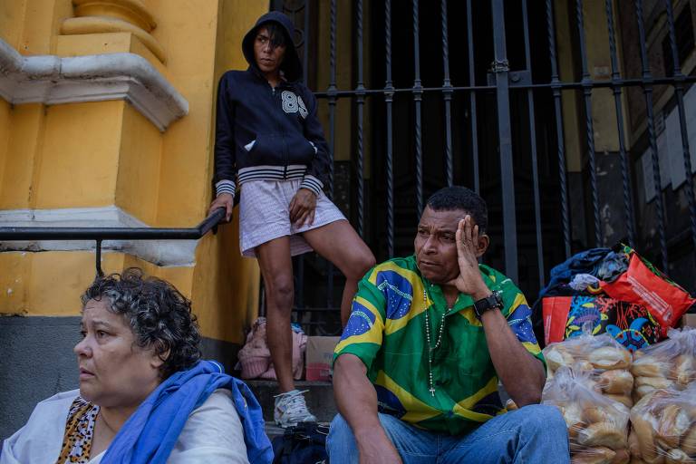 Ex-moradores do prédio que desabou depois de ser atingido por incêndio de grandes proporções na madrugada desta terça feira (01), se concentram no Largo do Paissandu, região central de São Paulo