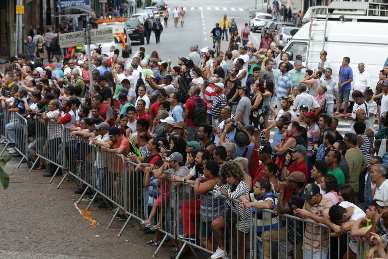 Moradores e curiosos acompanham equipe de resgate dos bombeiros, depois de incêndio de grandes proporções atingir dois edifícios no largo do Paissandu, no centro de São Paulo