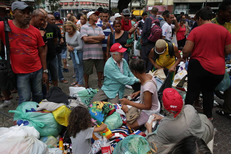 Desabrigados recebem doações no Largo do Paissandu, região central de São Paulo