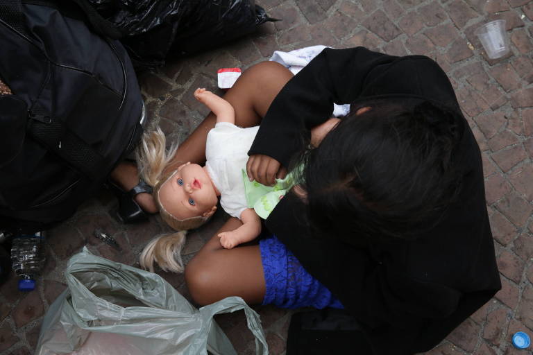 Ex-moradores do prédio que desabou depois de ser atingido por incêndio de grandes proporções na madrugada desta terça feira (01), se concentram no Largo do Paissandu, região central de São Paulo