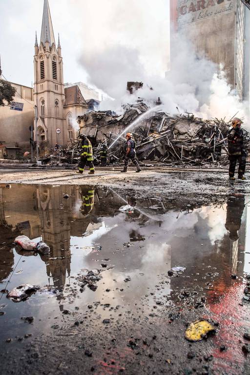 Bombeiros trabalham nos escombros de prédio que desabou após incêndio de grandes proporções no largo do Paissandu, região central de São Paulo
