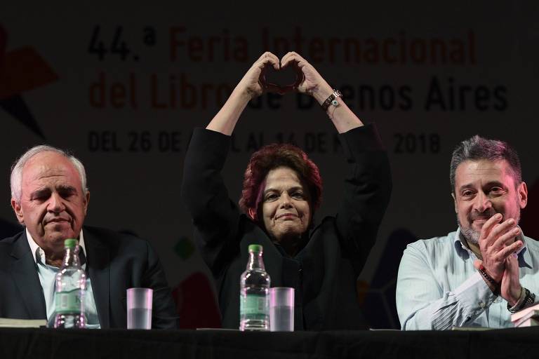 Dilma faz coração com as mãos