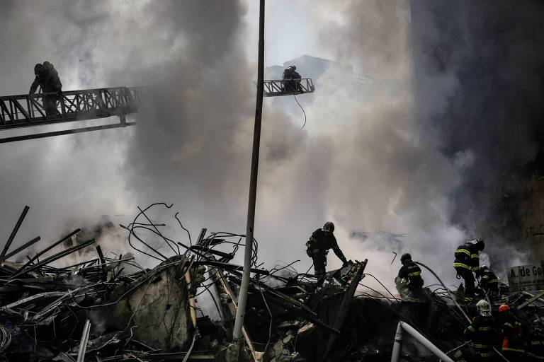 Bombeiros trabalham nos escombros de prédio que desabou após ser atingido por incêndio de grandes proporções no largo do Paissandu, região central de São Paulo