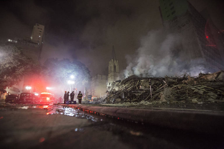 O trabalho de resgate dos bombeiros continua na noite desta terça-feira (1º); equipe próxima aos escombros do prédio que desabou após ser atingido por incêndio de grandes proporções no largo do Paissandu, região central de São Paulo