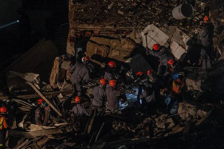Bombeiros concentram trabalho na parte de trás de prédio que desabou em SP