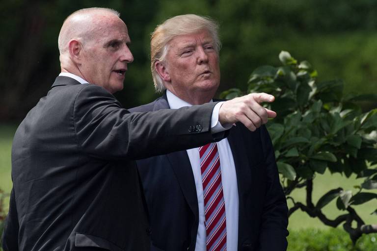 No jardim da Casa Branca, o presidente americano Donald Trump (à direita) ao lado de Keith Schiller, então diretor de operações da Sala Oval e que foi guarda-costas do republicano