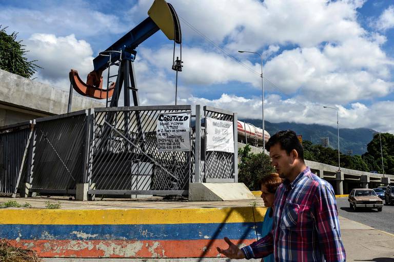 Especialistas estimam que a crise da Venezuela e possíveis cortes nas exportações iranianas podem tirar entre 1,2 milhão e 2 milhões de barris por dia do mercado, ampliando a diferença entre oferta e demanda.