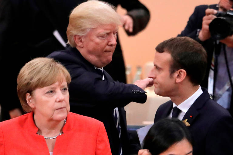 O fato mais recente que tem influenciado a cotação do barril de petróleo foi a decisão de Donald Trump (ao fundo na foto) de deixar as negociações com o Irã  