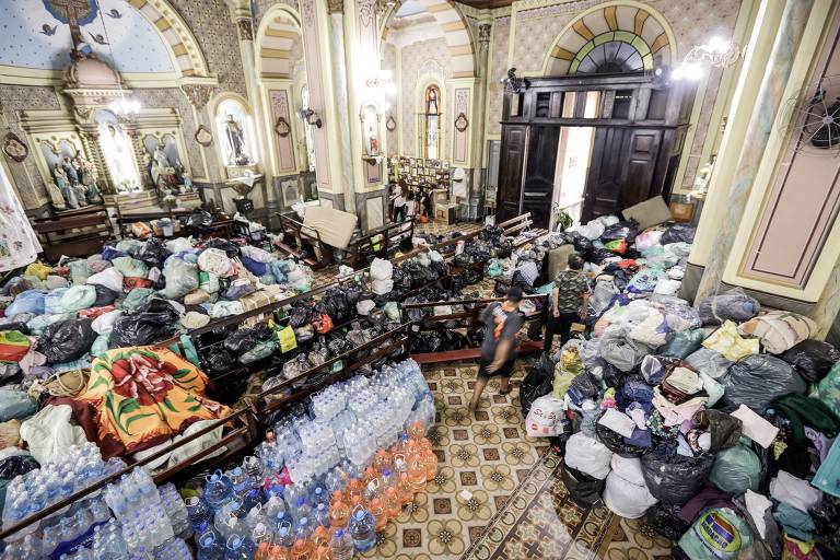 Doações armazenadas no interior da Igreja Nossa Senhora do Rosário dos Homens Pretos