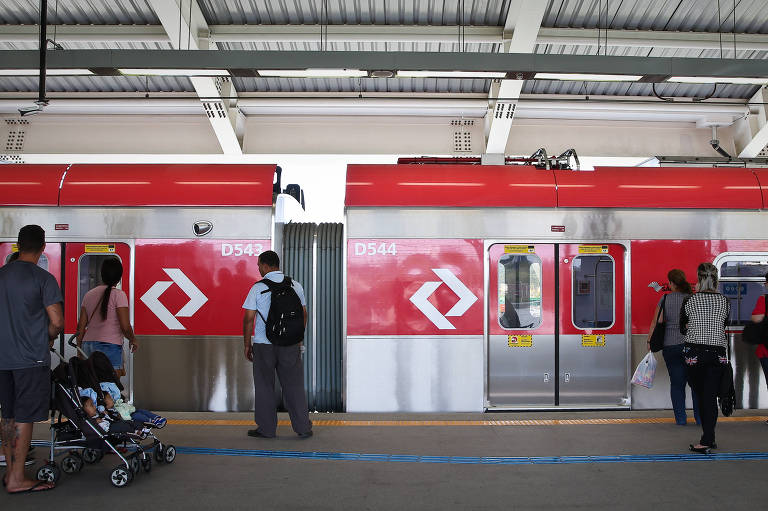 Plataforma vazia na estação Guarulhos-Cecap da CPTM no primeiro dia útil de funcionamento
