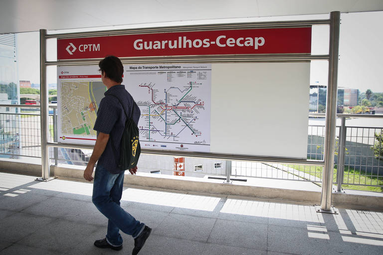 Plataforma vazia na estação Guarulhos-Cecap da CPTM no primeiro dia útil de funcionamento