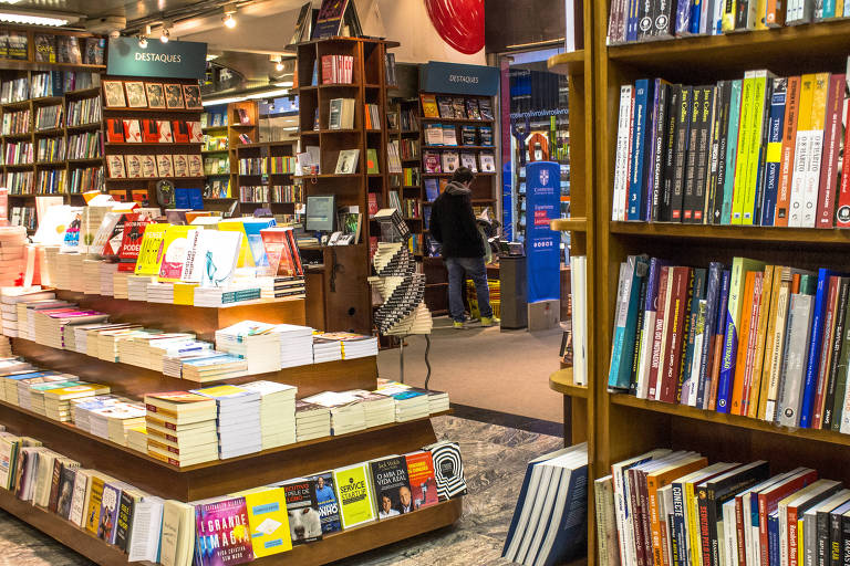 Clientes olham e consultam livros em loja na avenida Paulista em São Paulo