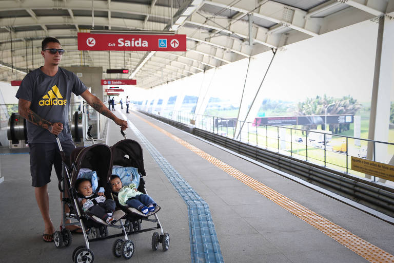 Rodolfo Agra, 26, com os filhos gêmeos na linha 13-jade da CPTM