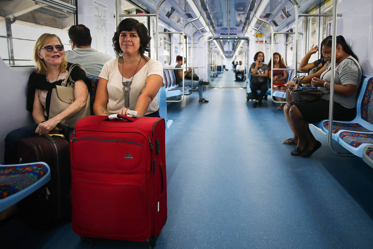 A publicitária Marcia Lira (à dir.) e a aposentada Inez Lira (à esq.) viajam na linha 13-jade da CPTM após desembarcar no aeroporto de Guarulhos