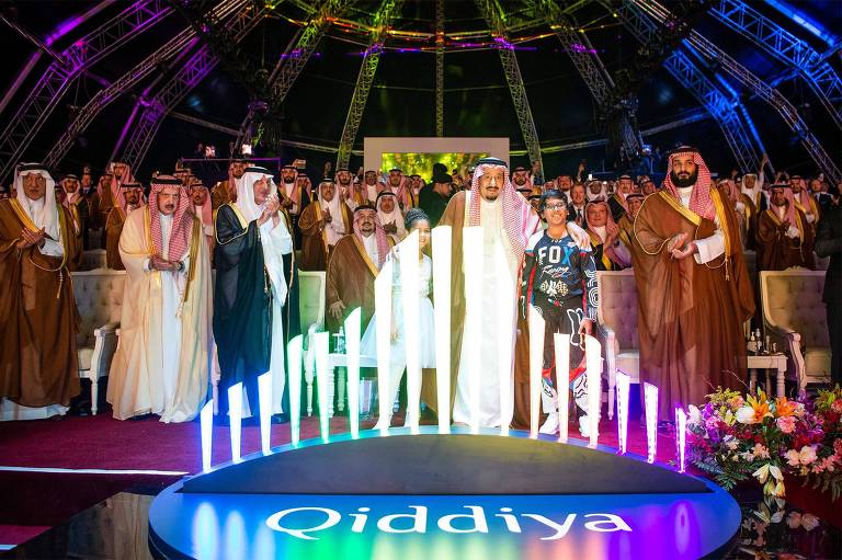Rei saudita Salman bin Abdulaziz posa em palco com várias outras autoridades do país durante a cerimônia de início de construção do complexo de entretenimento Qiddiya