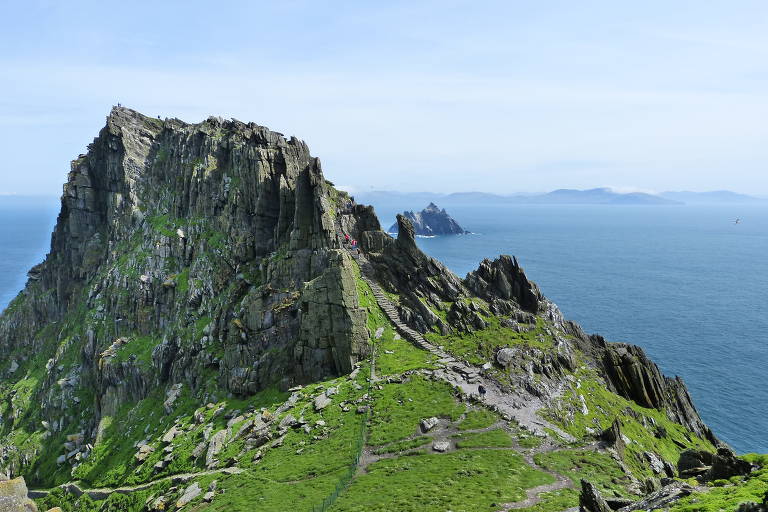 Parte da ilha Skellig Michael. Ela é formada inteiramente por rochedos altos, parcialmente cobertos por grama nas áreas mais planas. Ao redor, é possível ver o mar e outras ilhas da região