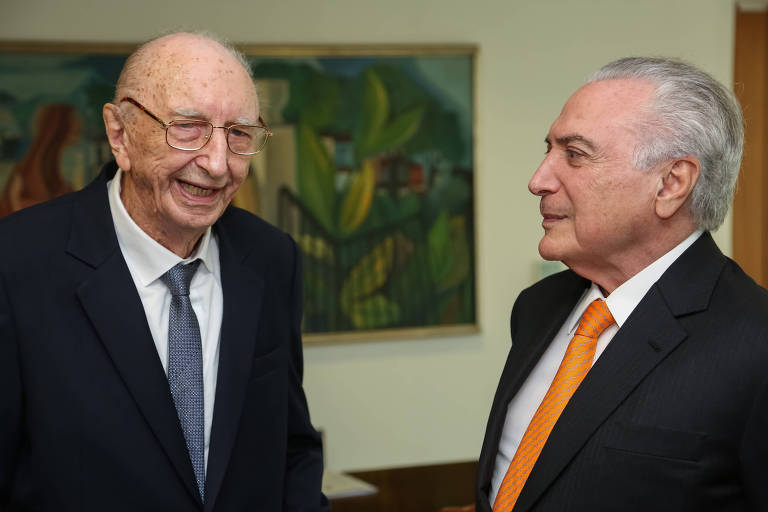 homem idoso de terno e gravata ao lado do ex-presidente Michel Temer