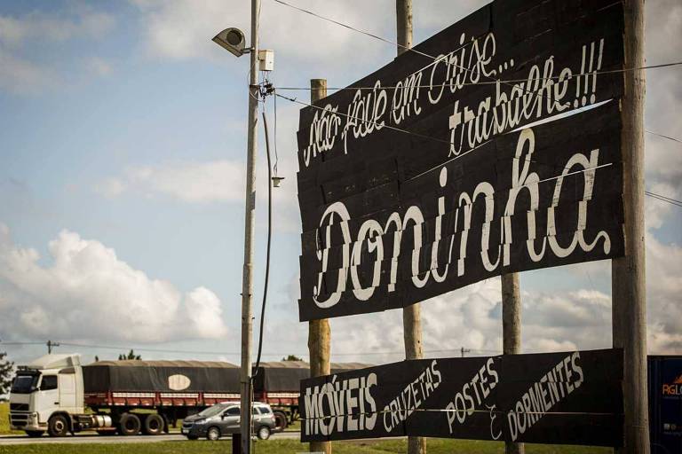 Cartaz com a frase "Não fale em crise, trabalhe" citada pelo presidente Michel Temer no discurso de posse
