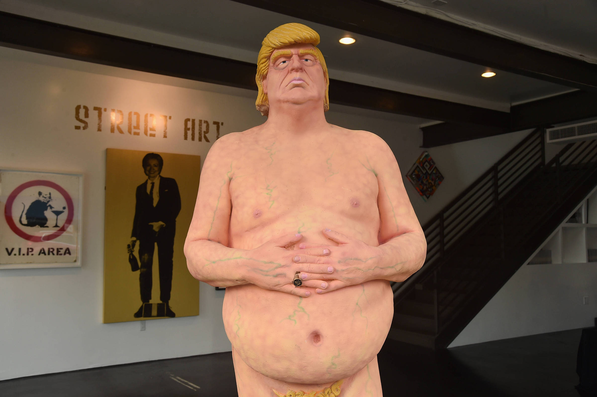 F5 - Você viu? - Estátua de Donald Trump pelado é leiloada por US$ 28 mil -  03/05/2018