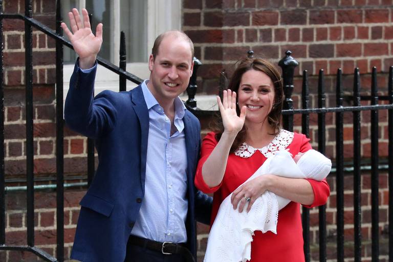 Príncipe William e Kate Middleton em frente ao hospital em que nasceu o terceiro filho deles, Louis Arthur Charles, em Londres 