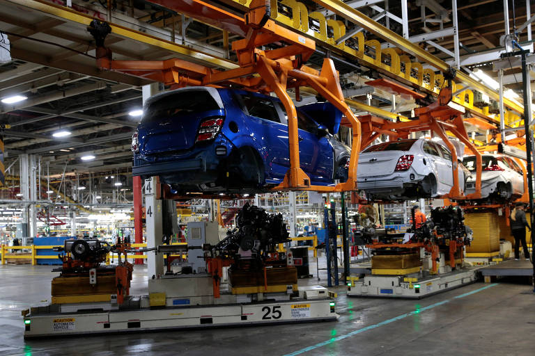 Unidades de Sonic, da Chevrolet, são conduzidas por robôs em fábrica em Lake Orion, Michigan
