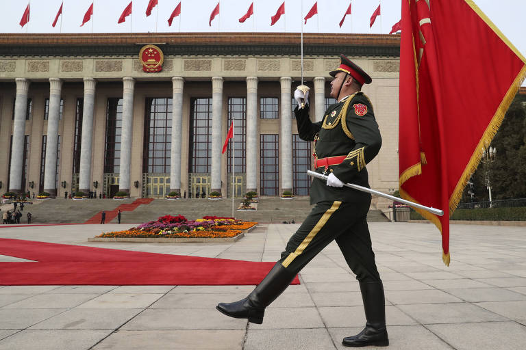 Militar chinês marcha em cerimônia em Pequim