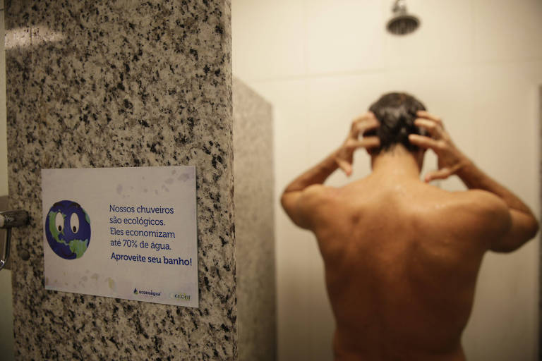 Desligue o chuveiro enquanto se ensaboa ou lava os cabelos. Um chuveiro gasta a mesma energia que 54 televisões ligadas ao mesmo tempo. Se cada um dos brasileiros diminuísse em apenas 1 minuto o seu tempo diário de banho no chuveiro elétrico, a energia economizada em um ano equivaleria a mais de 10 dias de operação da usina de Itaipu