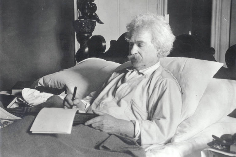 O escritor norte-americano Mark Twain fotografado em sua cama, em Hartford, capital de Connecticut nos Estados Unidos