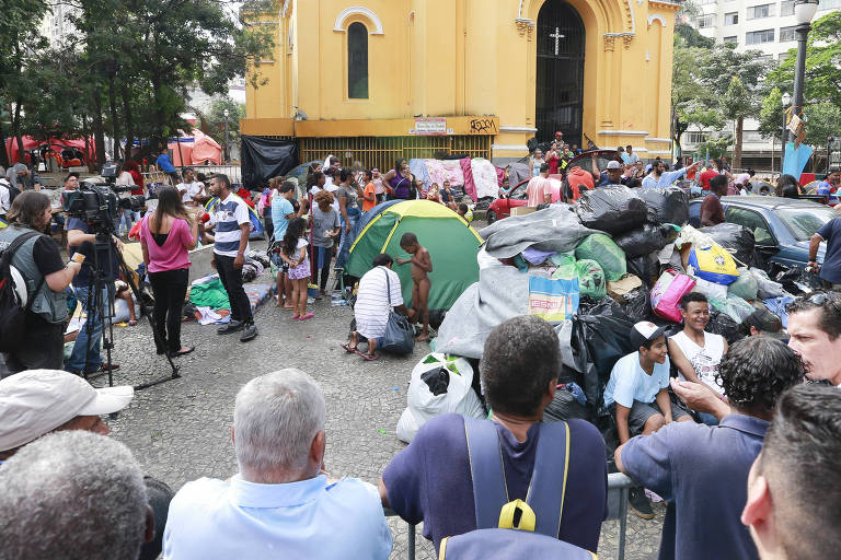Famílias desabrigadas após desabamento de prédio acampam no largo Paissandu, no centro de São Paulo
