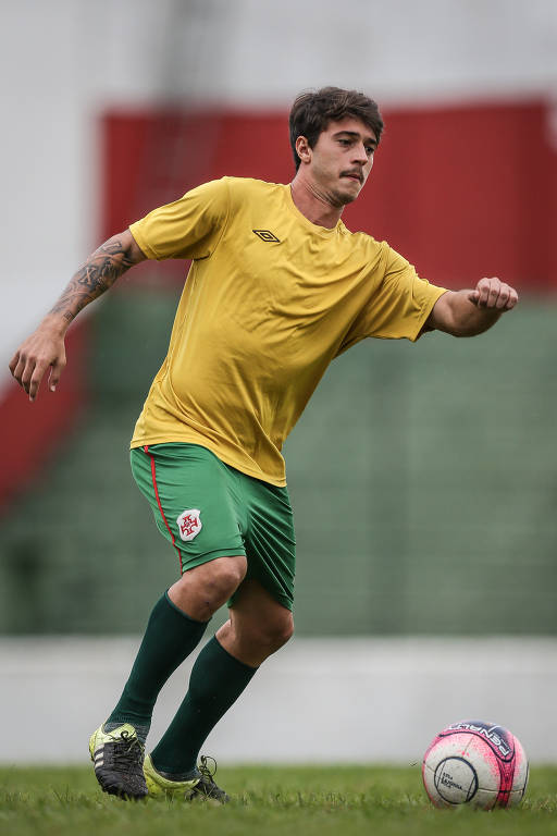 Kauê, jogador da Portuguesa Santista, durante treino da equipe, em Santos