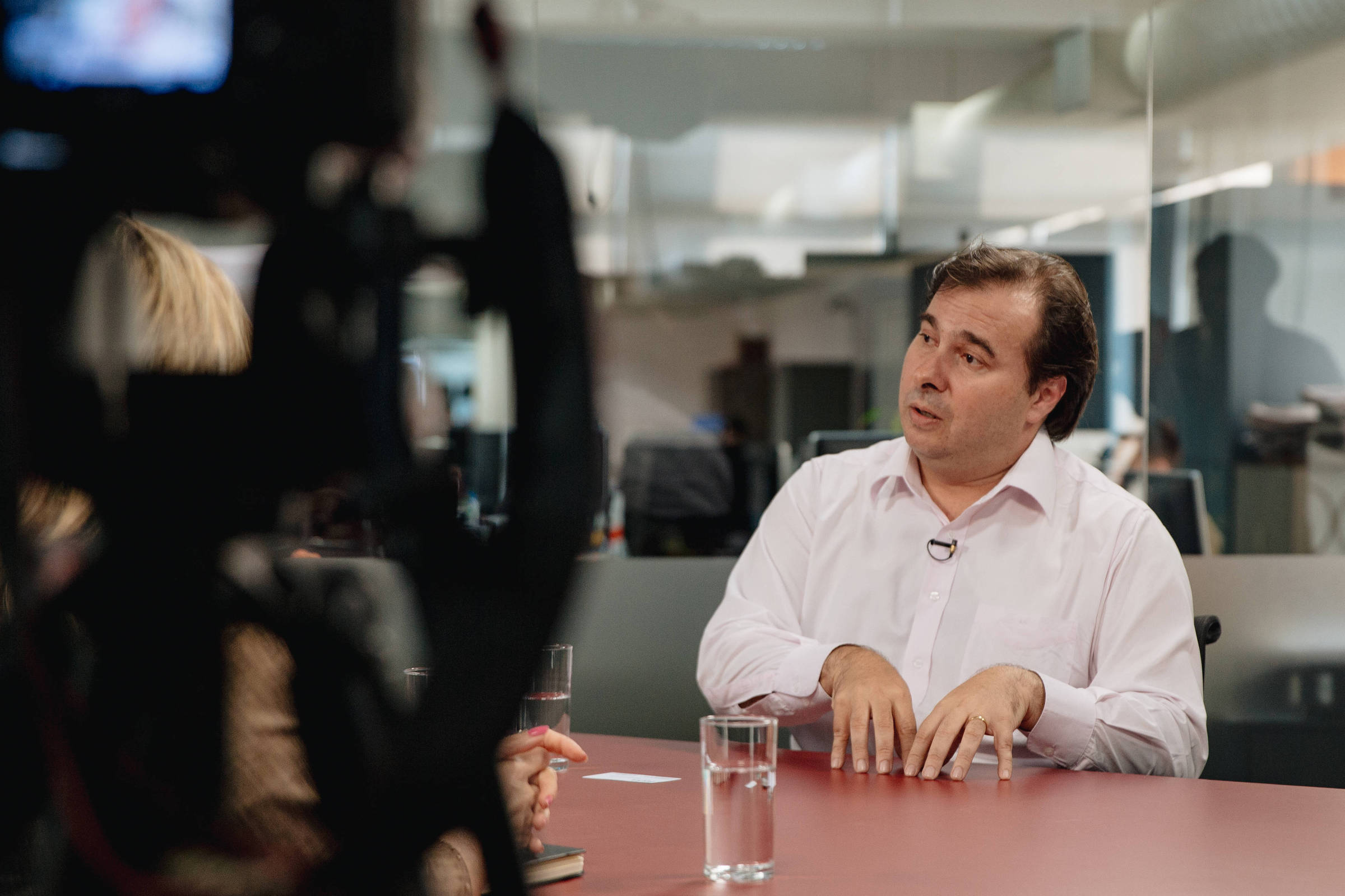 O presidente da Câmara, Rodrigo Maia, durante entrevista na Redação da Folha