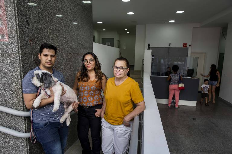 Wemerson, Rivania e Marli posam no hall de entrada do edifício Dandara