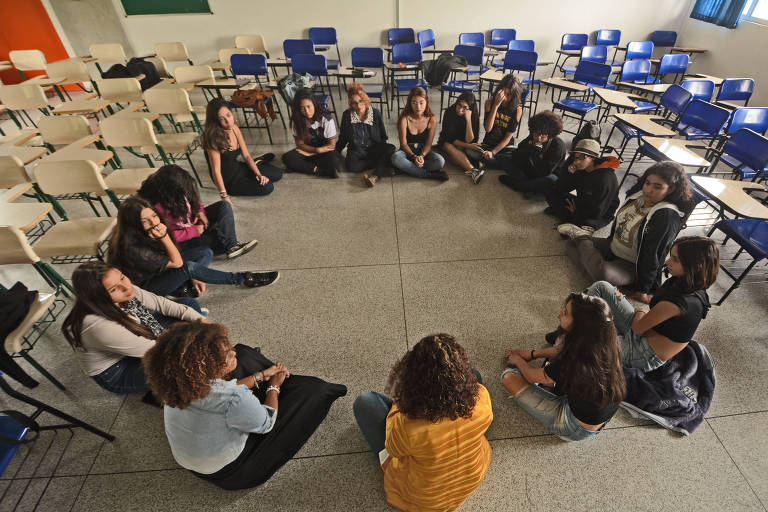 Roda de conversa de alunas de ensino médio em sala de aula da Etec Pirituba, na zona norte de São Paulo, em aula da Plano de Menina