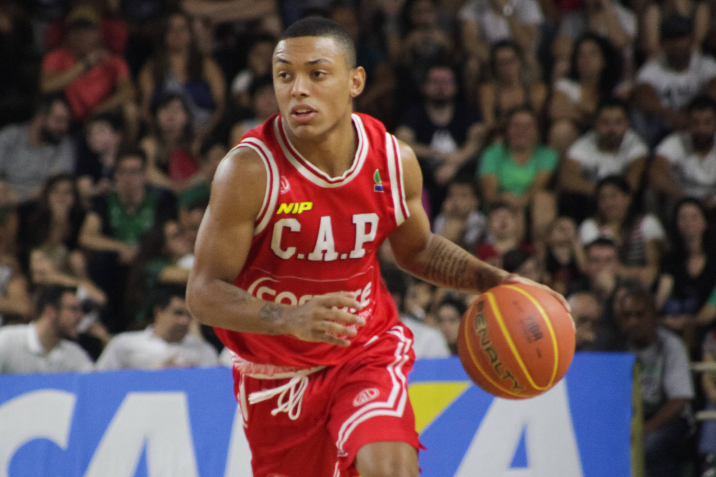 Diferença de altura entre jogador de basquete e repórter