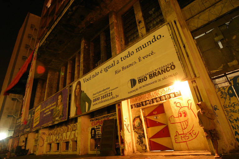 Fachada de edifício ocupado por grupo de sem-teto na av. Prestes Maia, no centro de São Paulo