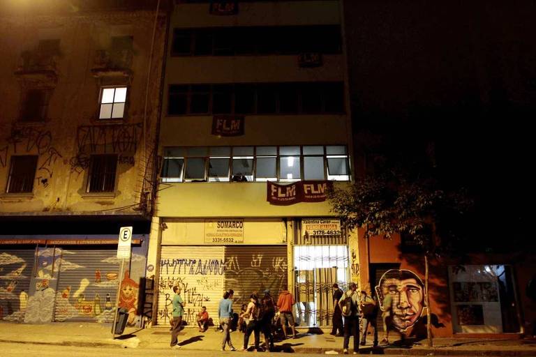 Sem-teto ligados à FLM (Frente de Luta por Moradia) invadem prédio na rua Rêgo Freitas, também no centro de São Paulo