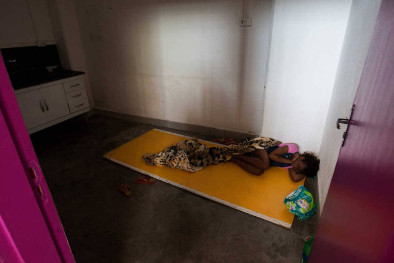 Moradores sem-teto improvisam cama após invadirem prédio na rua General Couto Magalhães, na região de Santa Efigênia, centro de São Paulo