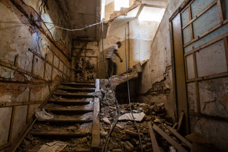Prédio em condições precárias é ocupado por grupo de sem-teto na rua General Couto Magalhães, região de Santa Efigênia, centro de São Paulo