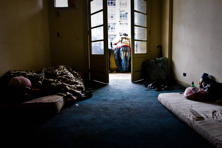 Sem-teto dormem em colchões no chão após invasão a prédio na av. Ipiranga, no centro de São Paulo