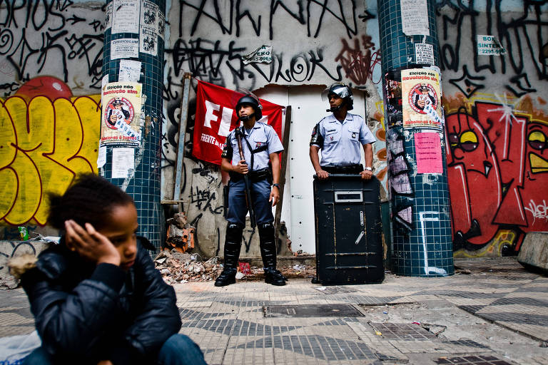 Grupo de moradores sem-teto invade prédio na av. Ipiranga, centro de São Paulo