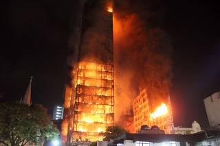 Incêndio de grandes proporções atinge prédios no Centro de SP