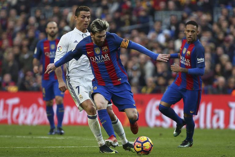 Lionel Messi e Cristiano Ronaldo disputam bola no clássico espanhol