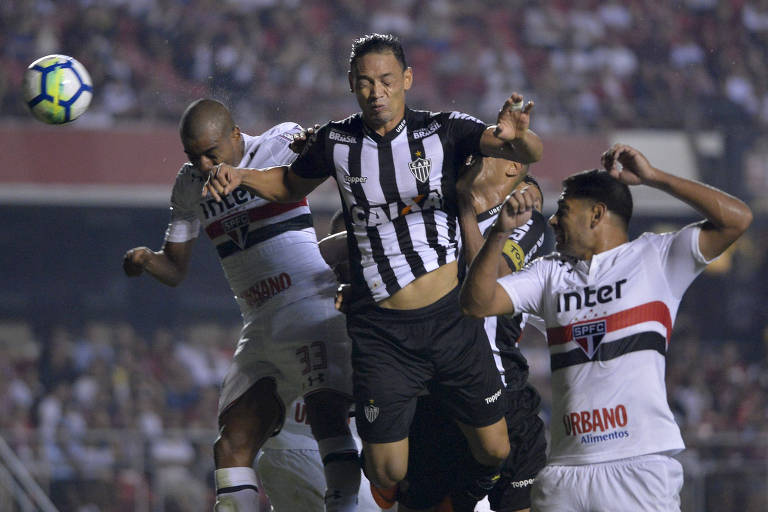 Ricardo Oliveira desvia de cabeça para fazer o segundo gol do Atlético-MG sobre o São Paulo, no Morumbi