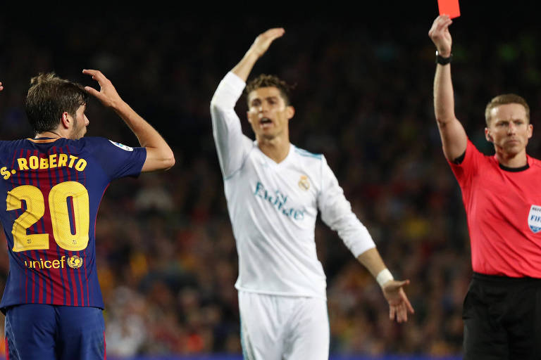 Cristiano Ronaldo reage a cartão vermelho para Sergi Roberto durante o clássico