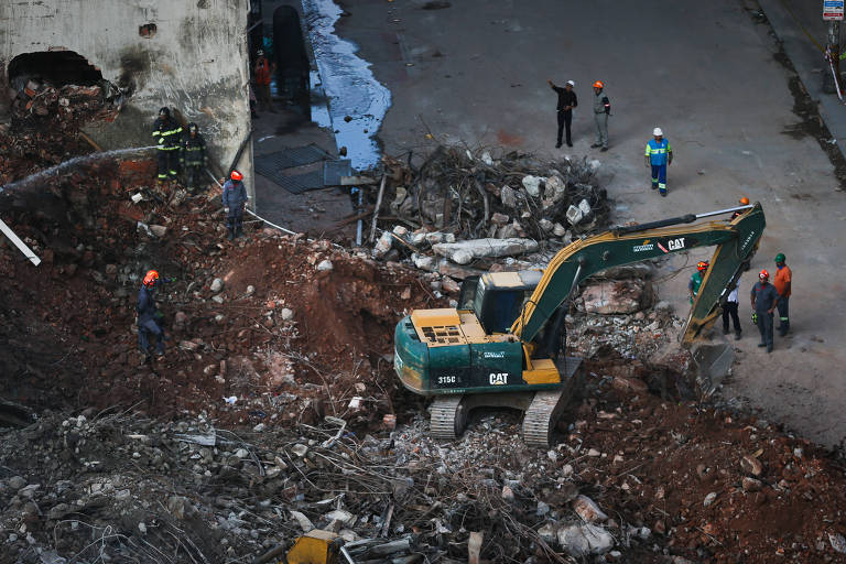 Bombeiros acham mais ossos sob escombros de prédio no centro de SP