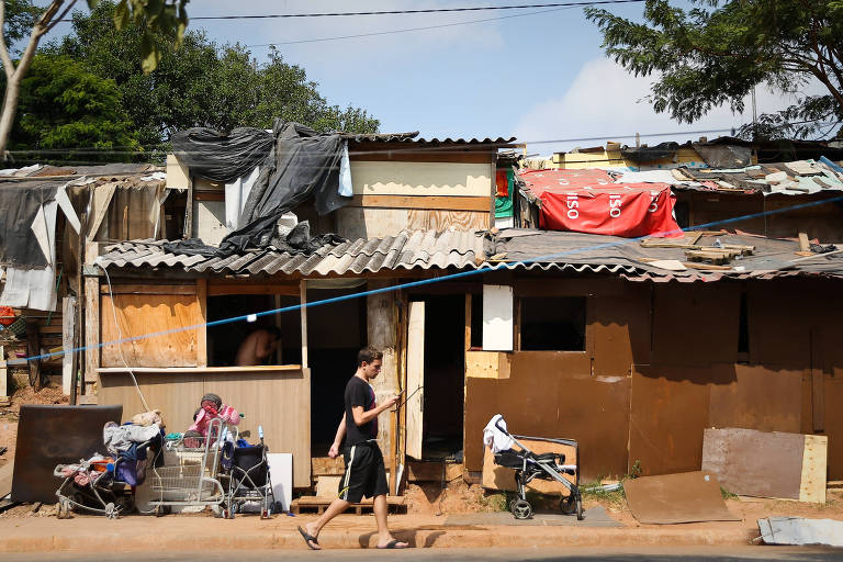 Favela do Cimento, em SP, é retrato do déficit habitacional na cidade