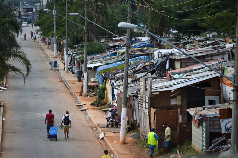 Barracos da favela do Cimento, às margens da avenida Radial Leste, em São Paulo; local exemplifica o problema da falta de moradia na capital paulista