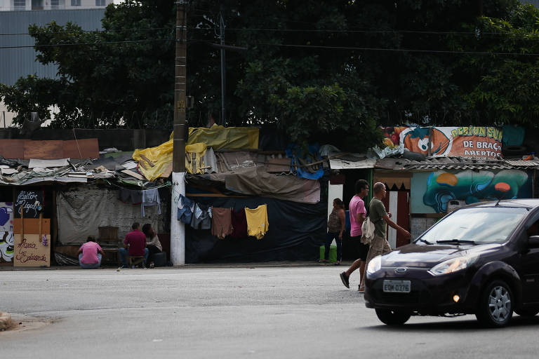 Barracos da favela do Cimento, às margens da avenida Radial Leste, em São Paulo; local exemplifica o problema da falta de moradia na capital paulista