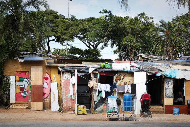 Barracos da favela do Cimento, às margens da avenida Radial Leste, em São Paulo; local exemplifica o problema da falta de moradia na capital paulista