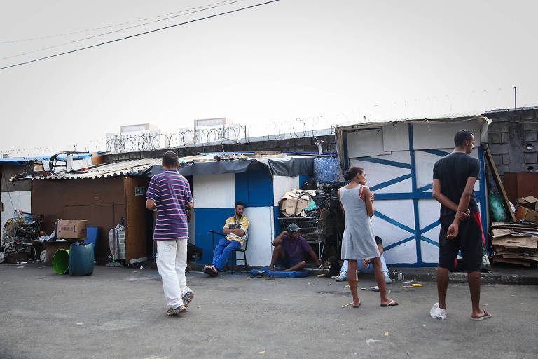 Barracos da favela do Cimento, às margens da avenida Radial Leste, em São Paulo; local exemplifica o problema da falta de moradia na capital paulista